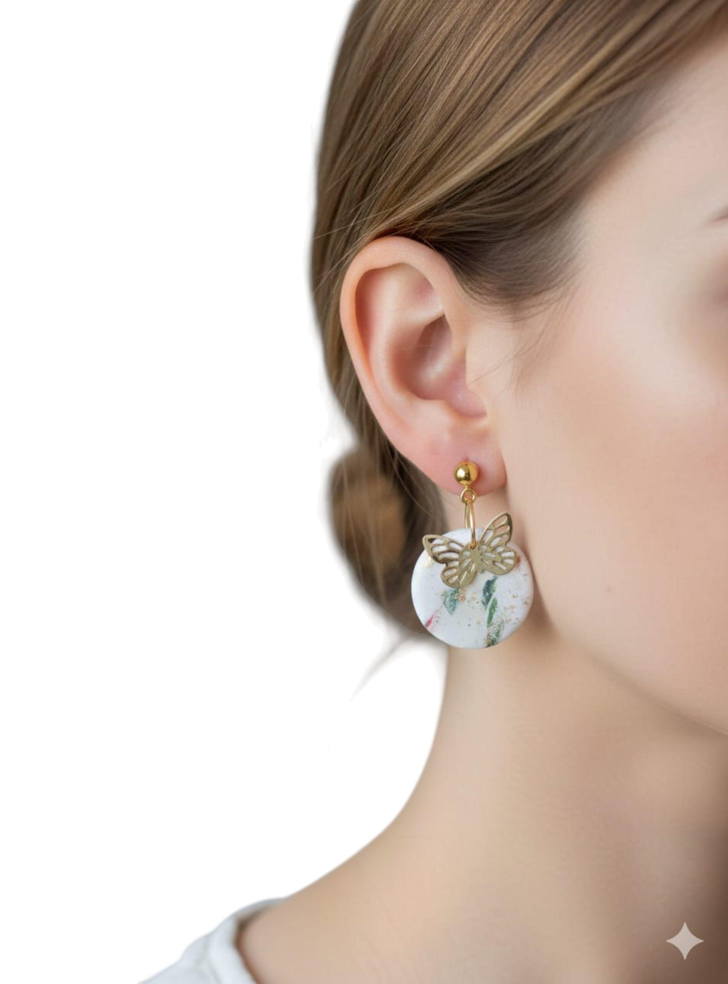 Aros Artesanales Mármol con Mariposa Dorada – Diseño Elegante-3