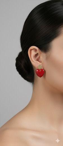 pendiente en forma de corazon rojo con detalle en dorado -2