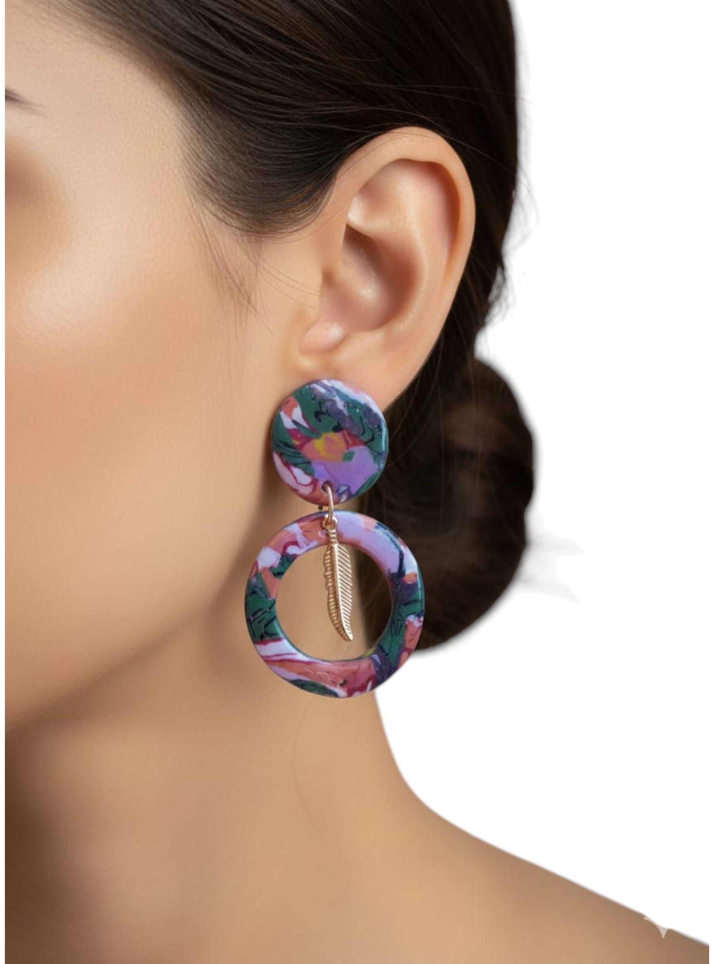 Aros Artesanales Circulares Multicolor con Pluma Dorada – Diseño Bohemio-2