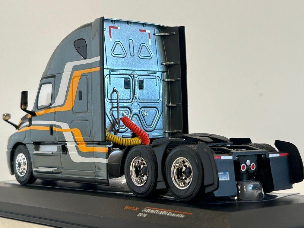 Camión Freightliner Cascadia (2018). IXO Models. Miniatura escala 1:43-2