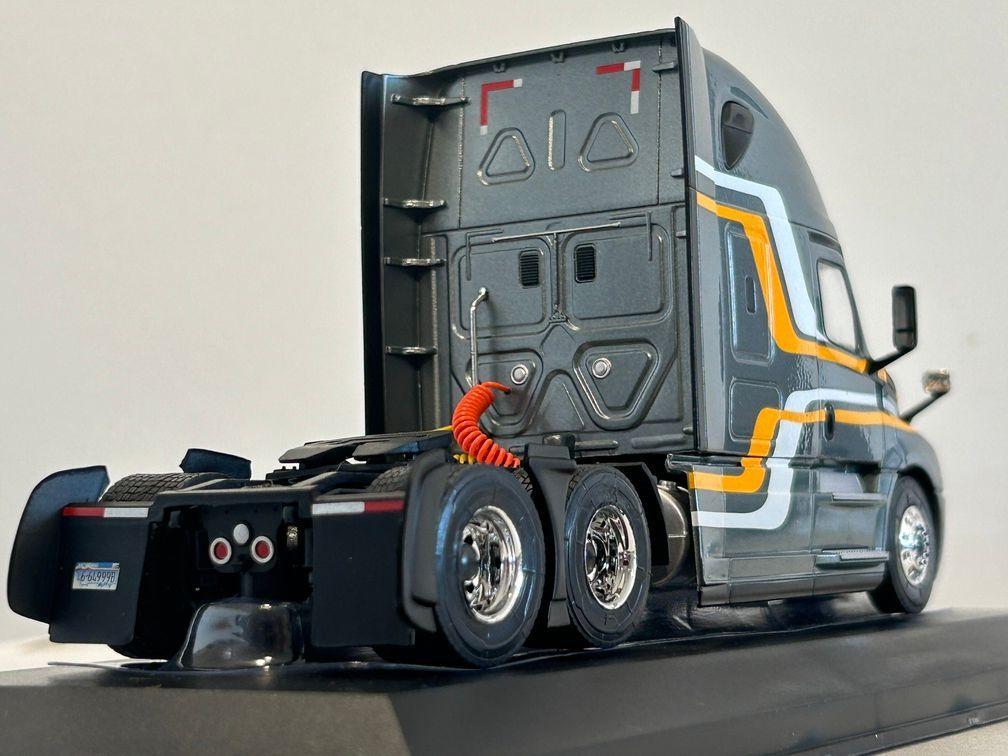 Camión Freightliner Cascadia (2018). IXO Models. Miniatura escala 1:43-3
