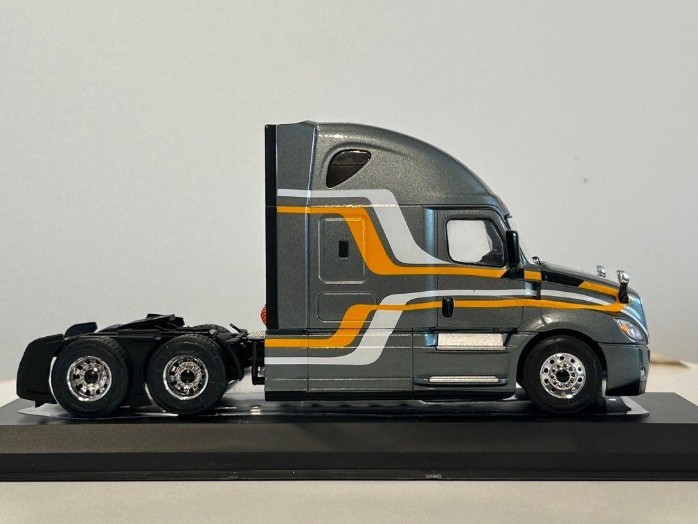 Camión Freightliner Cascadia (2018). IXO Models. Miniatura escala 1:43-4