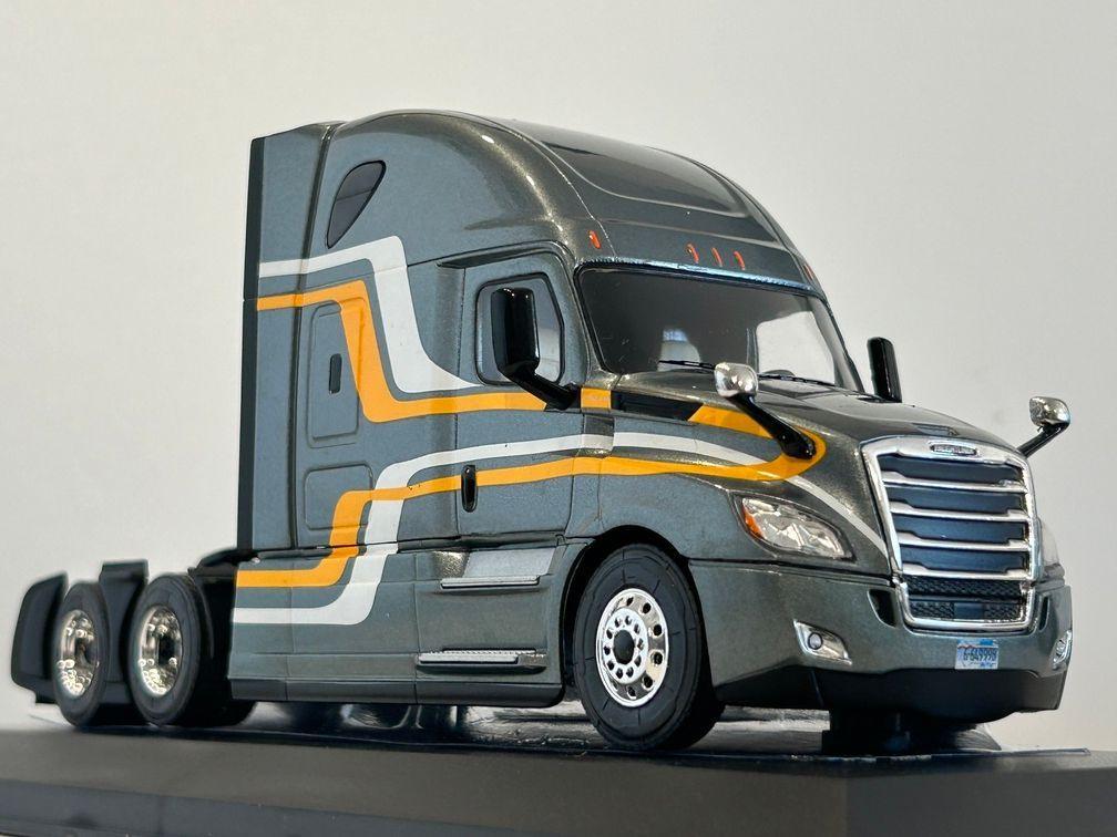 Camión Freightliner Cascadia (2018). IXO Models. Miniatura escala 1:43-5