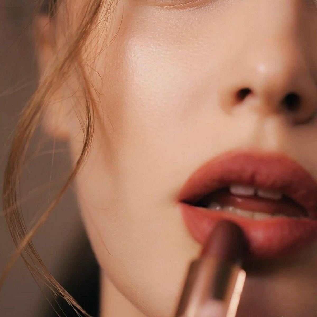 PAQ 24 LABIALES EN BARRA EFECTO MATE 12 TONOS SURTIDO LAU-8