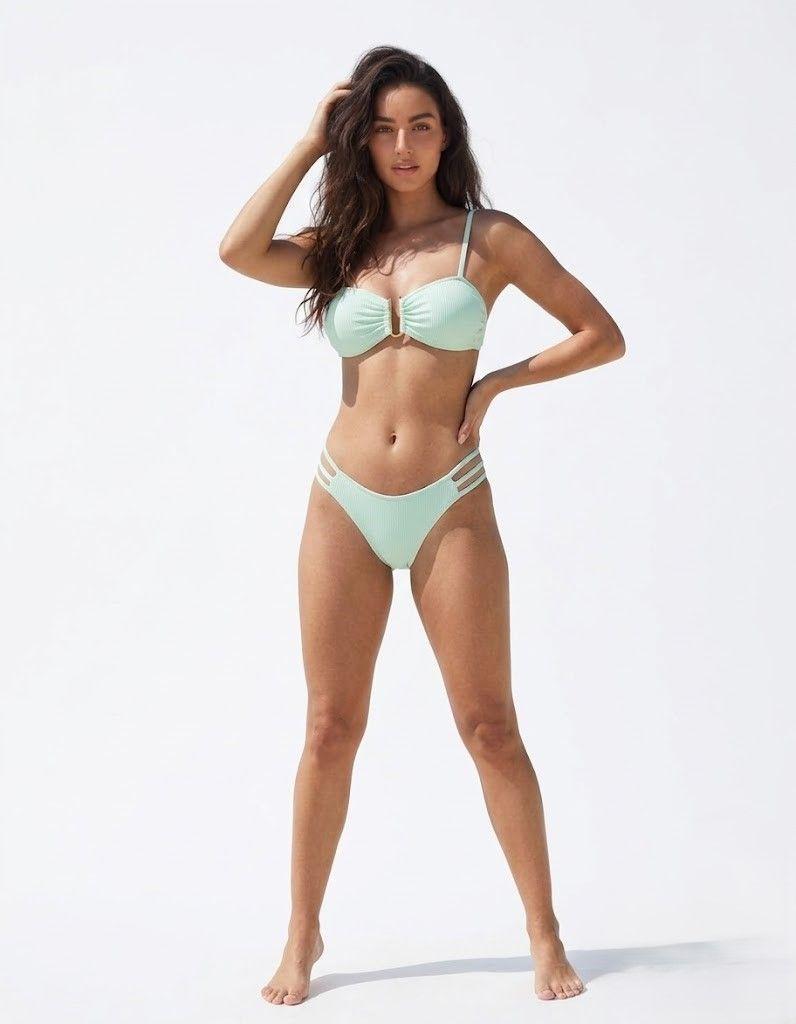 Bikini Verde Menta Texturizado con Detalle Dorado y Tiras Laterales-3