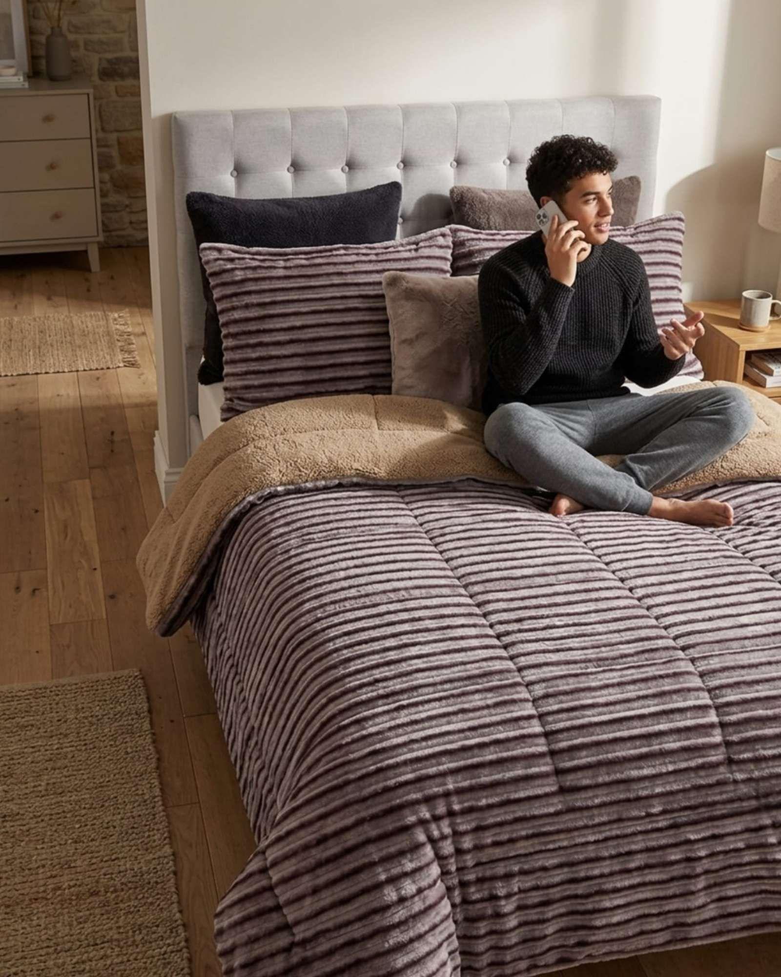 Cubrecama Chiporro 2 plazas Diseño Pana Moderno  "Doble textura, doble suavidad" burdeo-3