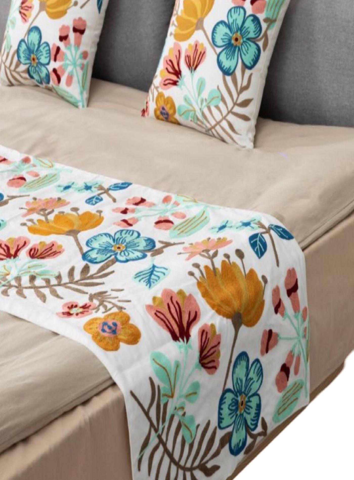 SET DE PIECERA MAS 2 FUNDAS BORDADAS TH20-1