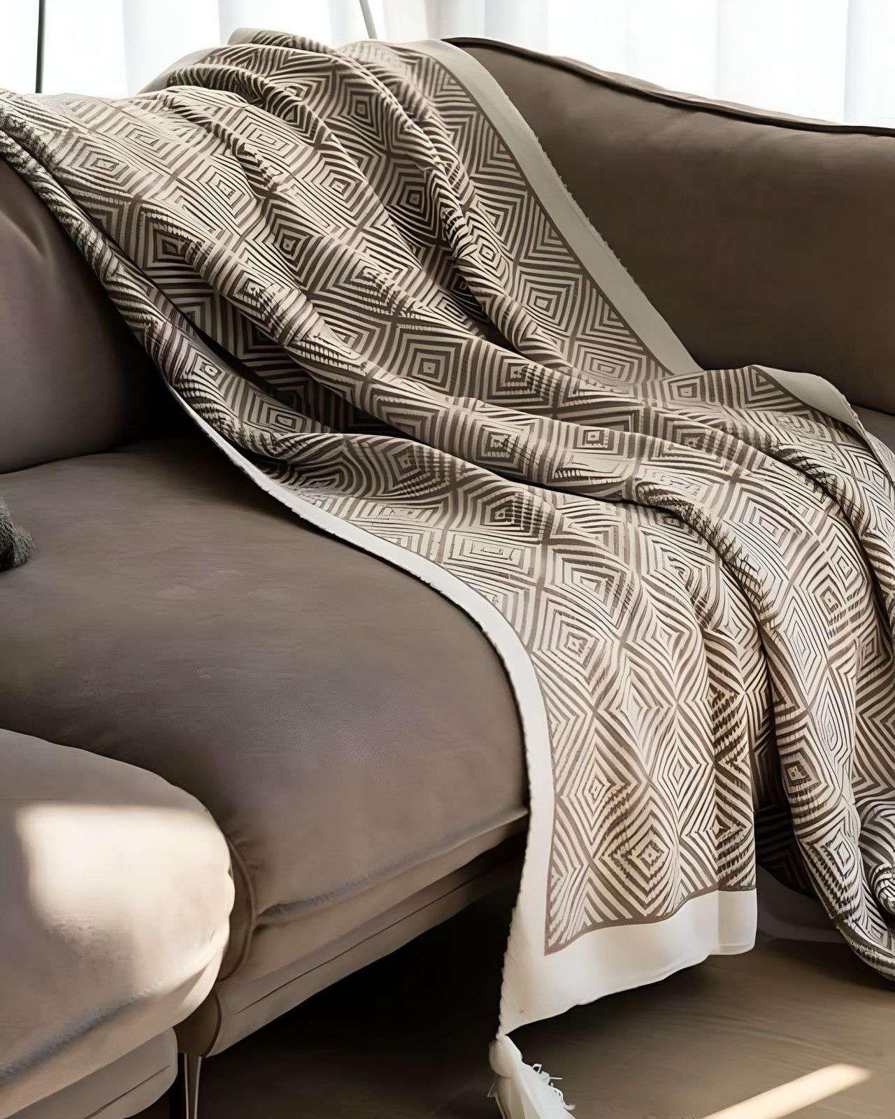 Mantas para sofas camas u oficinas con pompon 130x150 cm Café-2