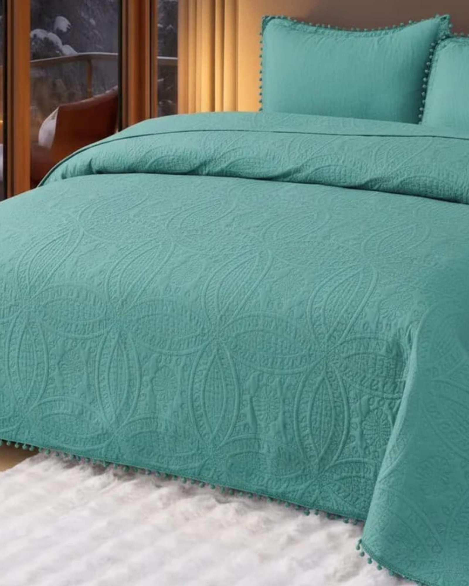 Cubrecama con pompones king-super king-3