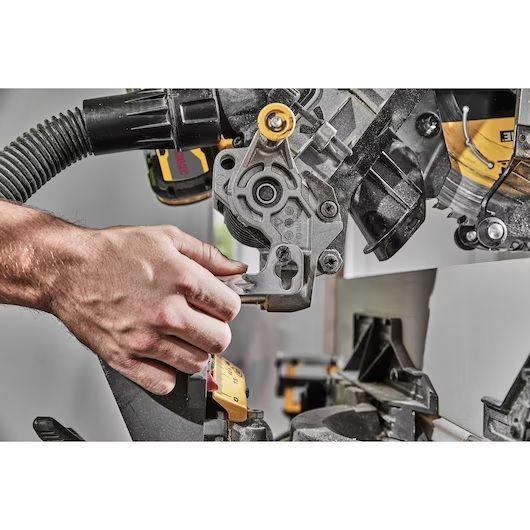 INGLETEADORA DEWALT 12" 60V MAX NO INCLUYE BATERIA NI CARGADOR DCS781B-B3-5