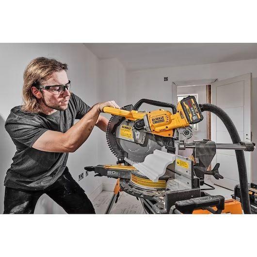 INGLETEADORA DEWALT 12" 60V MAX NO INCLUYE BATERIA NI CARGADOR DCS781B-B3-6