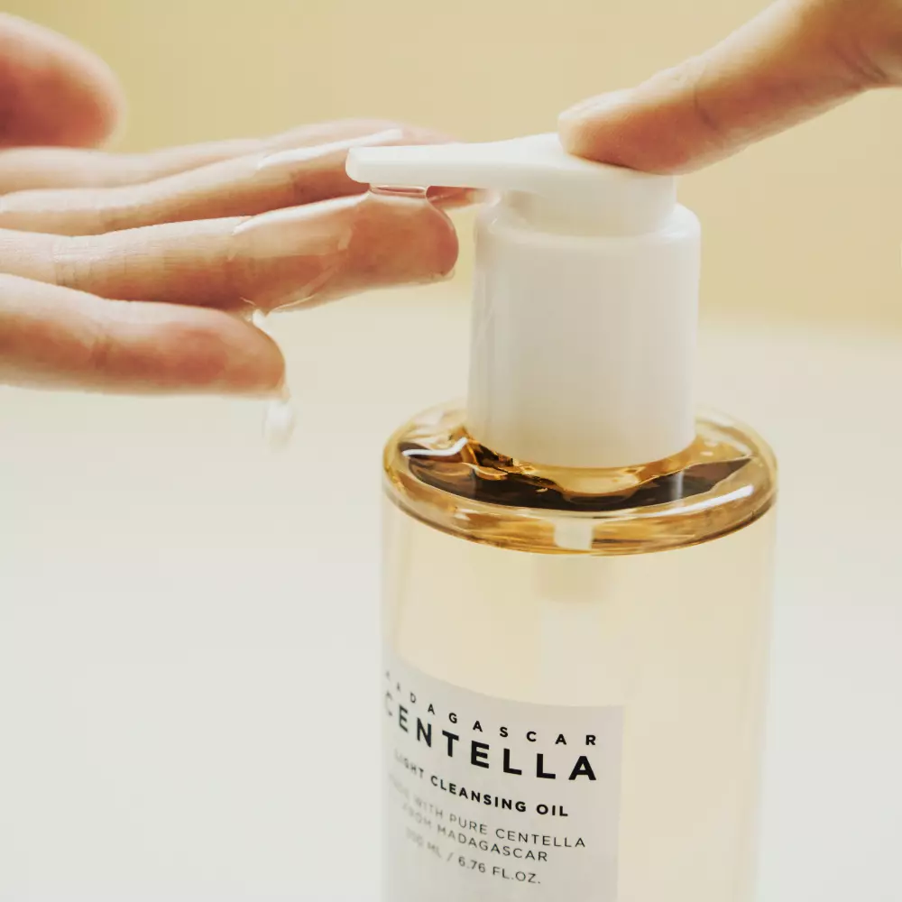 SKIN1004 Madagascar Centella Light Cleansing Oil 200ml-2
