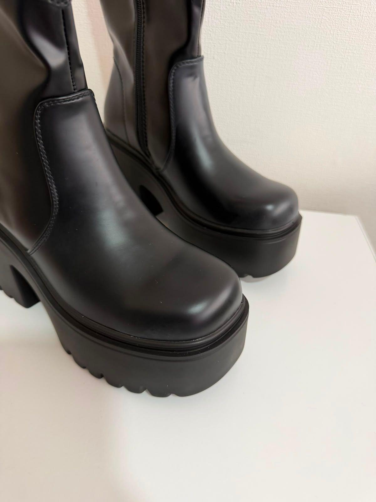 Bota Plataforma Negra con Tachas-2