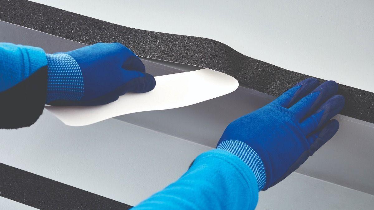 Cinta Antideslizante Negra 15m X 50mm Tesa-2