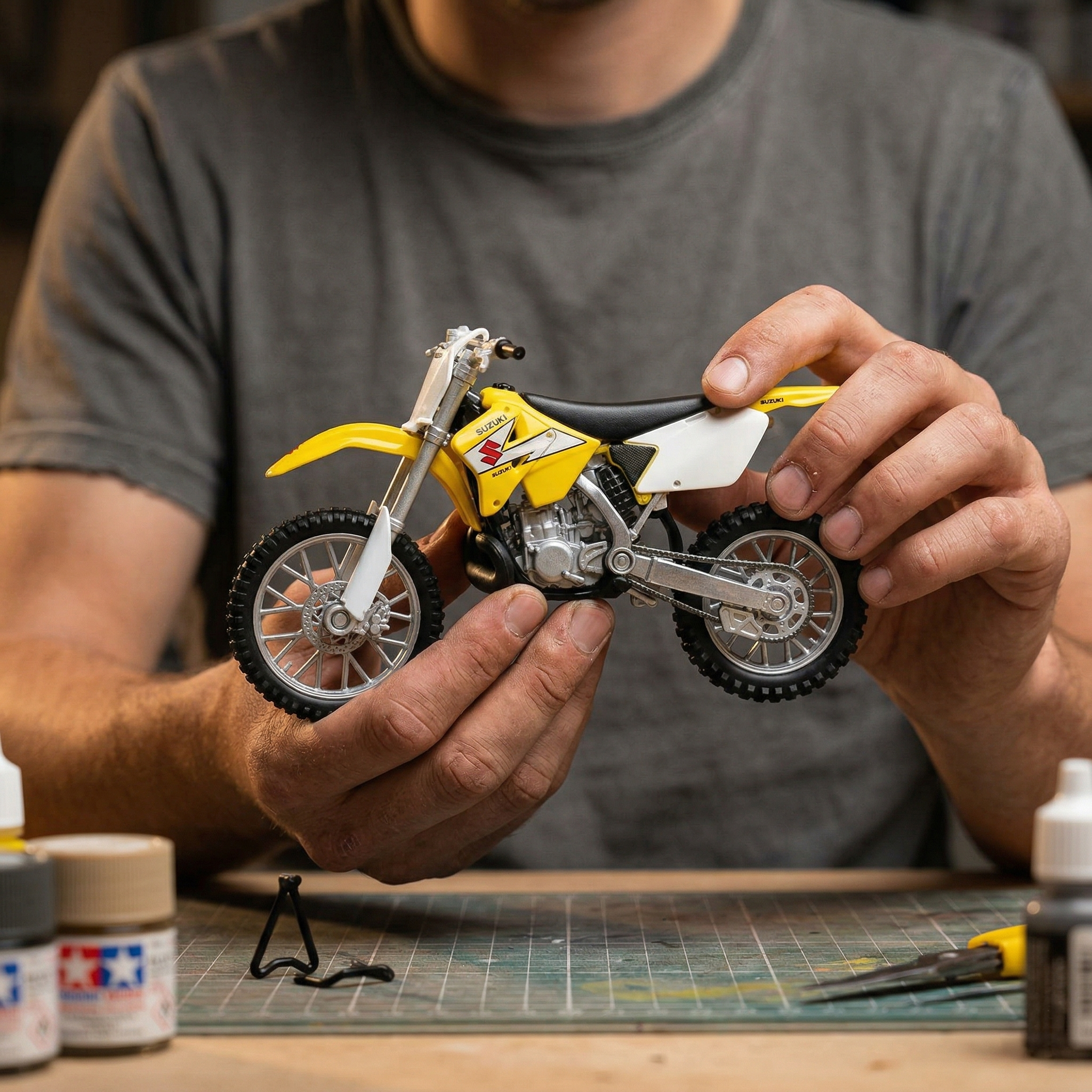 Moto Suzuki RM250 Escala 1:18 - Welly-5