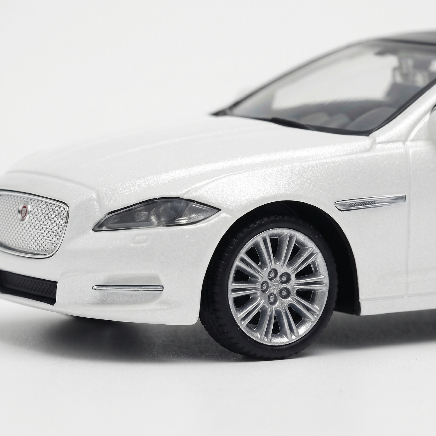 Auto 2010 Jaguar XJ - Welly-3