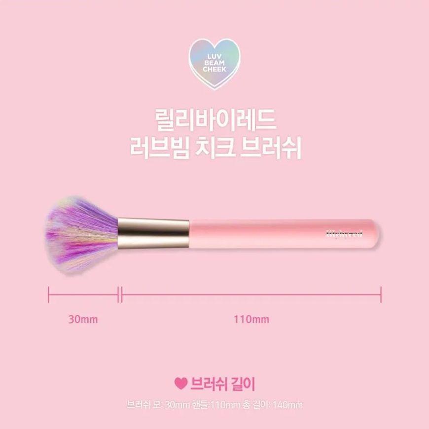 Brocha para rubor de pelo sintético y textura suave - LILY BY RED Blusher Brush-2