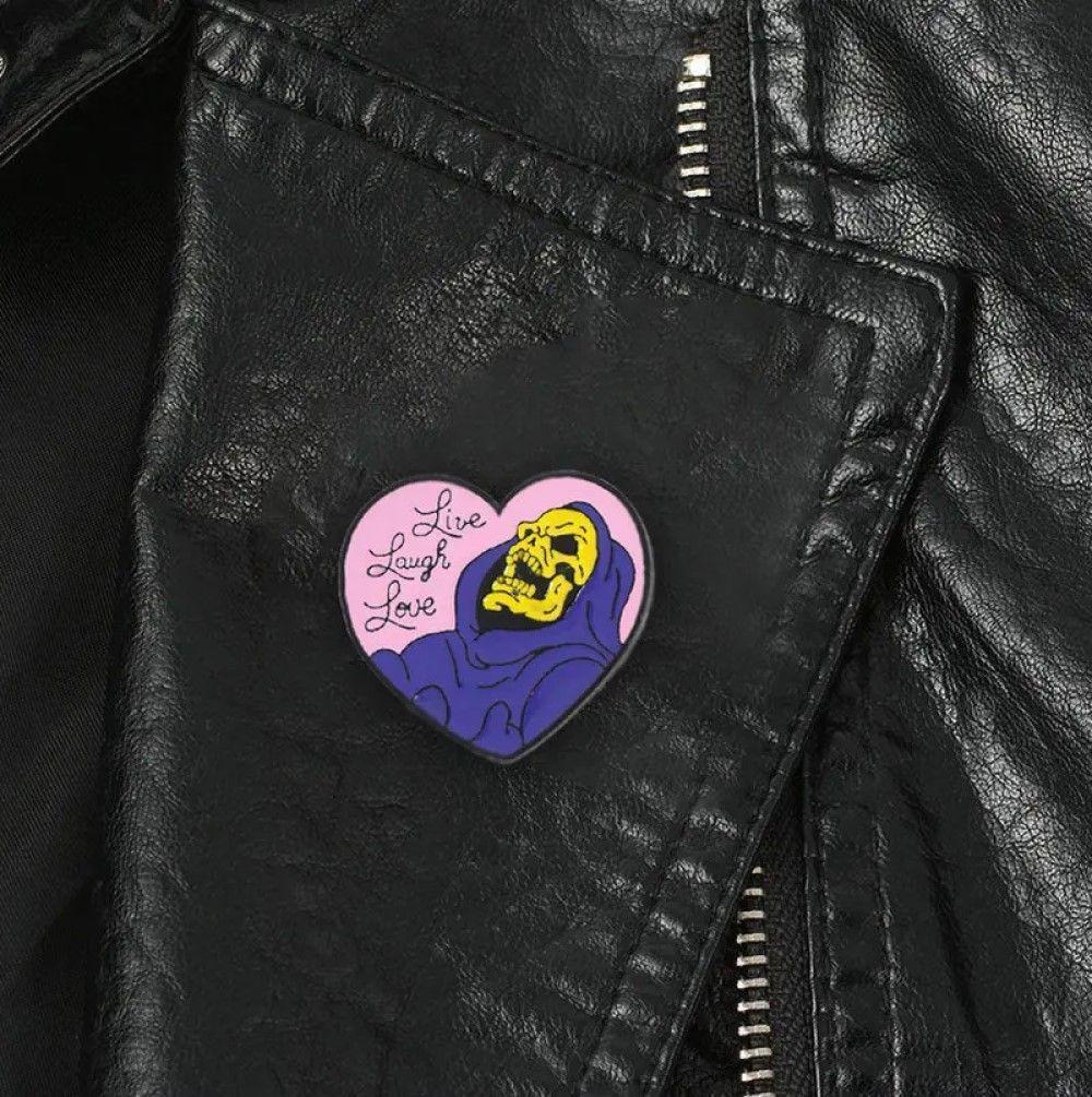 Pin Broche Divertido Skeletor Corazón  Vive, Ríe, Ama-2
