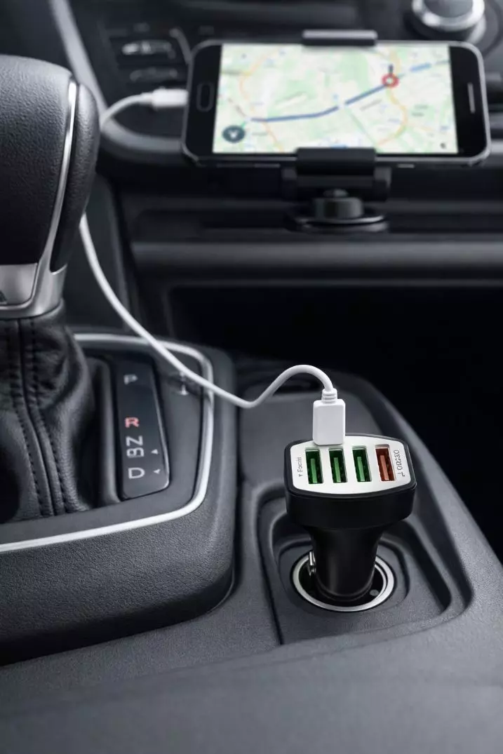 CARGADOR AUTO 4 PUERTOS USB 12-32V 7A-3