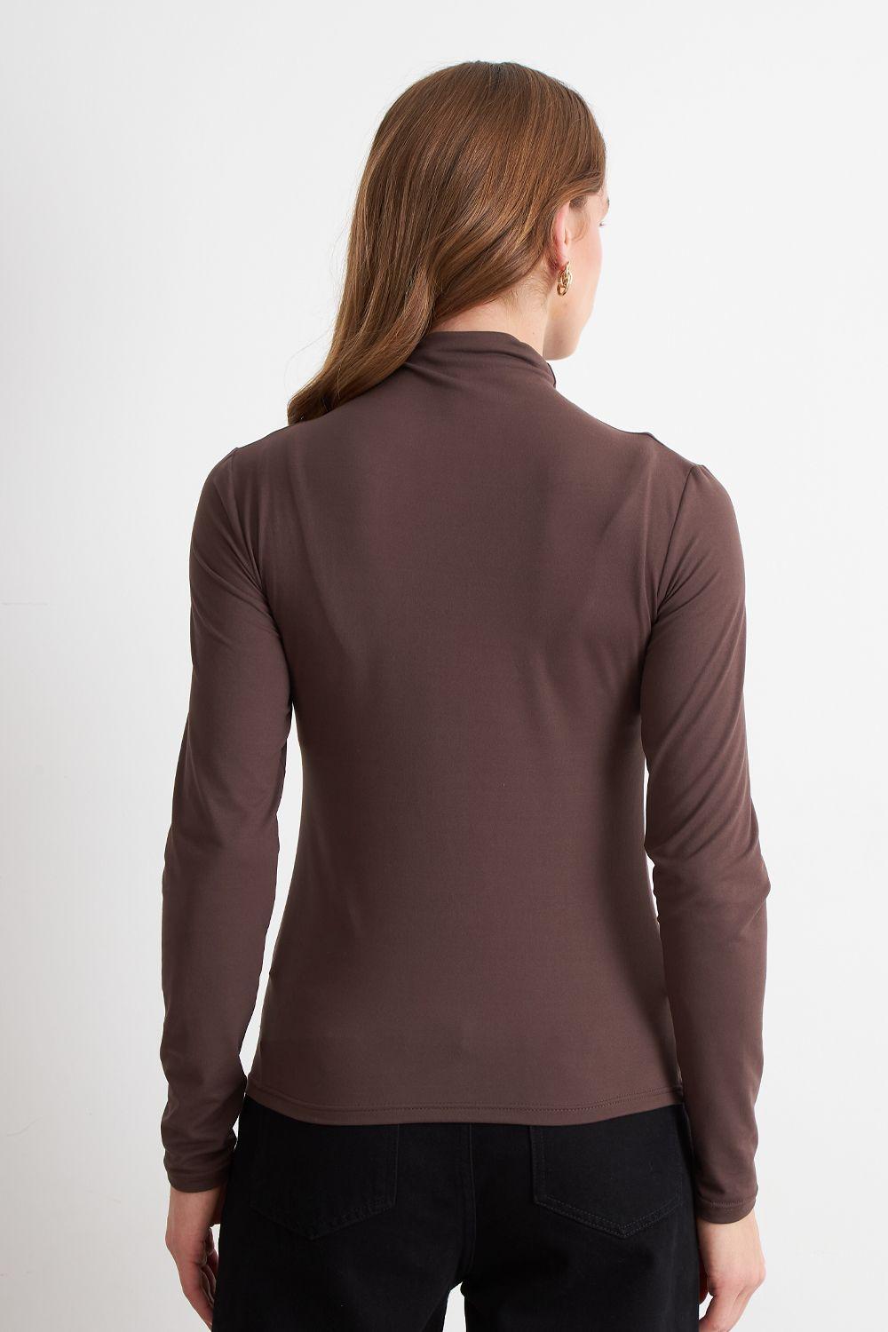 Polera Manga Larga Cuello Alto Café	 Nicopoly-3