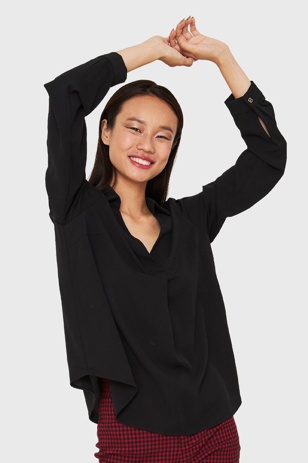 Blusa Cuello Camisero Escote V Negro Nicopoly-4