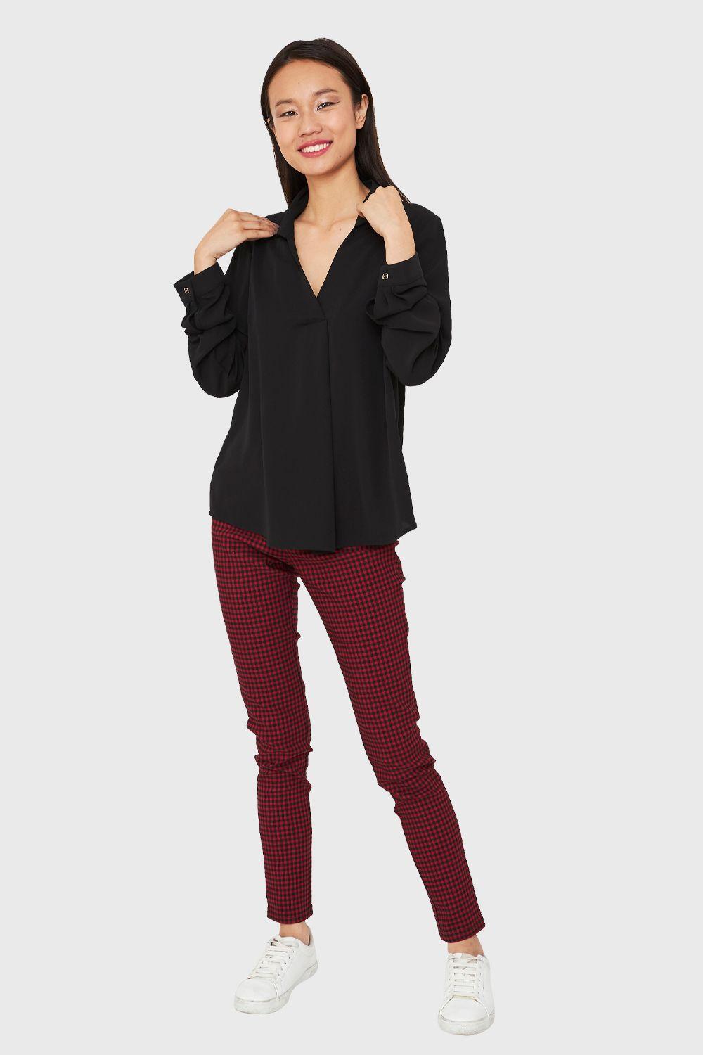 Blusa Cuello Camisero Escote V Negro Nicopoly-1