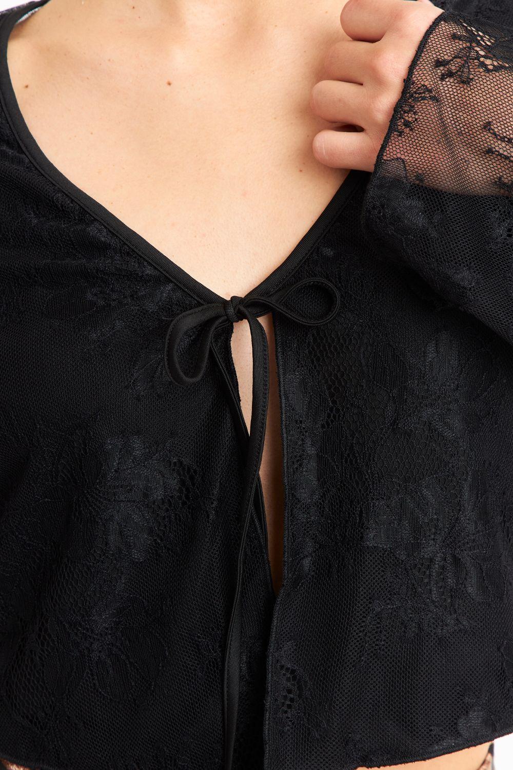 Blusa Nudo Delantero Encaje Negro Nicopoly-5
