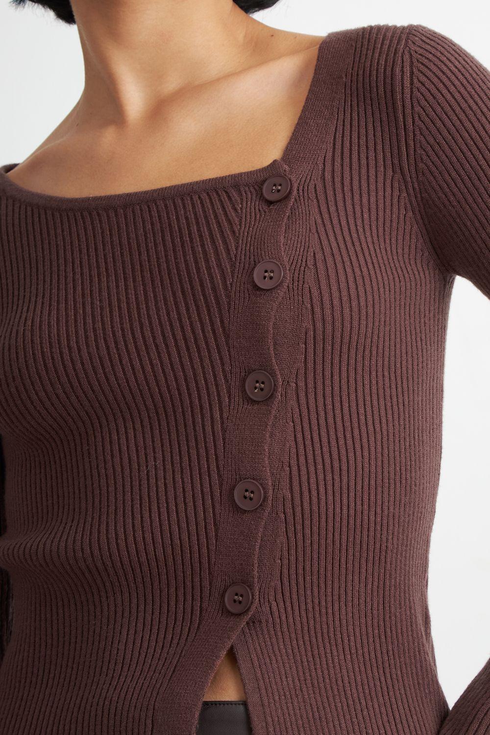 Sweater Escote Asimétrico Café Nicopoly-5