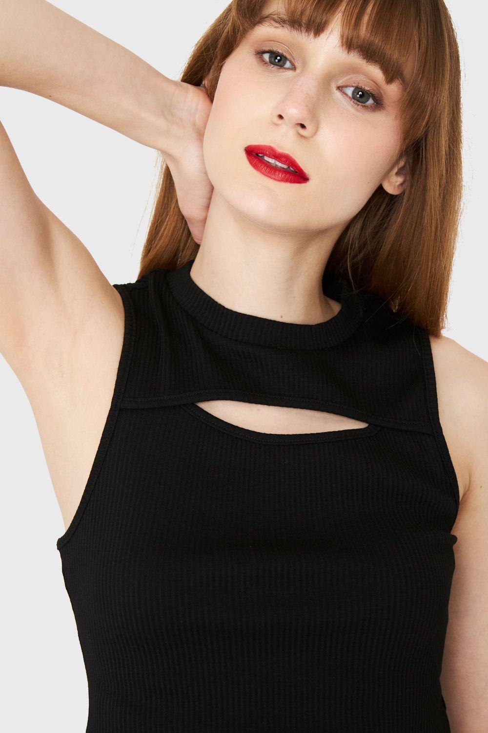 Polera Crop Top Cut Out Negro Nicopoly-5