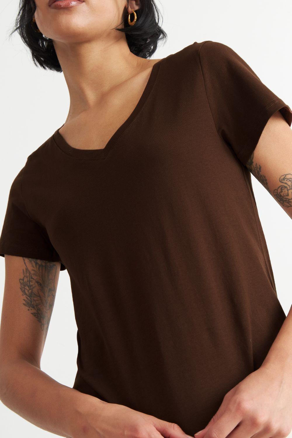 Polera Escote en V Básica Café Nicopoly-5