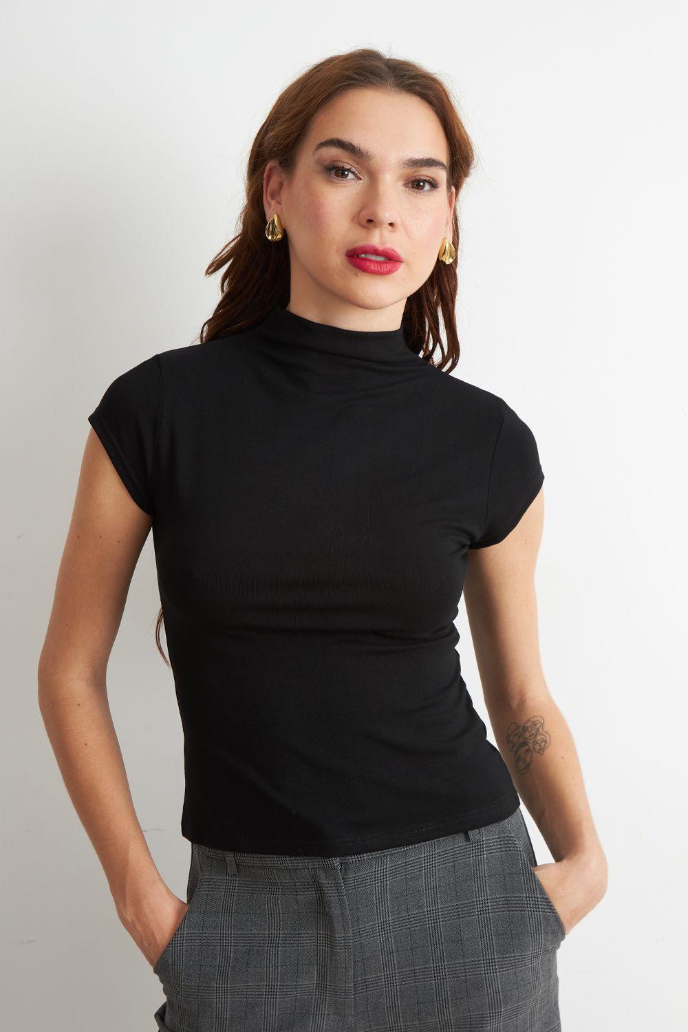 Polera Manga Corta Cuello Alto Negro Nicopoly-0