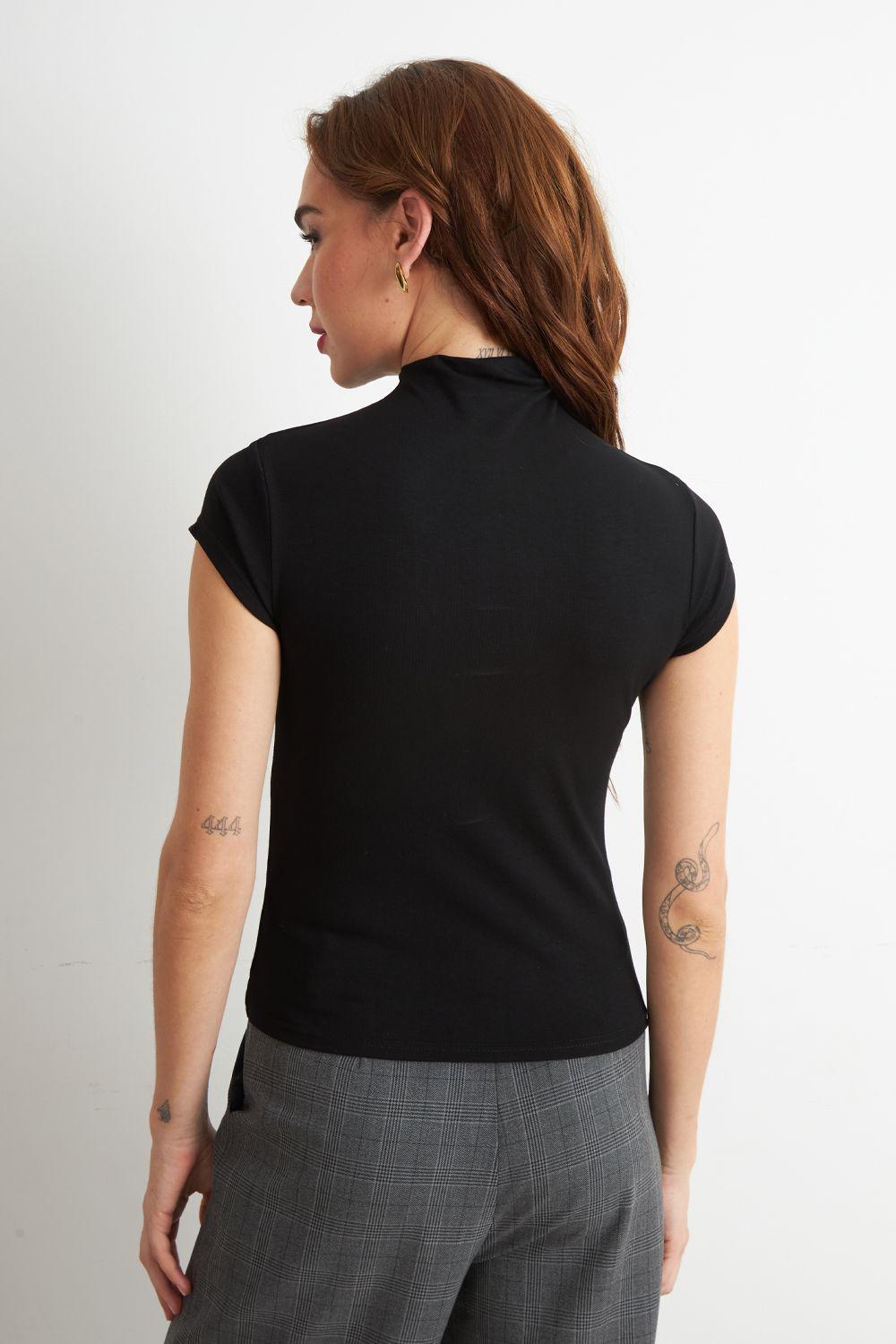 Polera Manga Corta Cuello Alto Negro Nicopoly-3