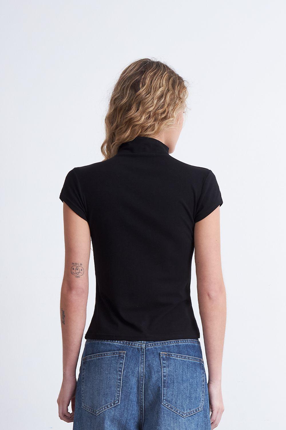 Polera Manga Corta Cuello Alto Negro Nicopoly-3