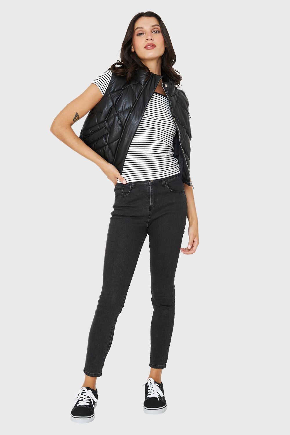 Parka Corta Sin Mangas Tipo Ecocuero Negro Nicopoly-1