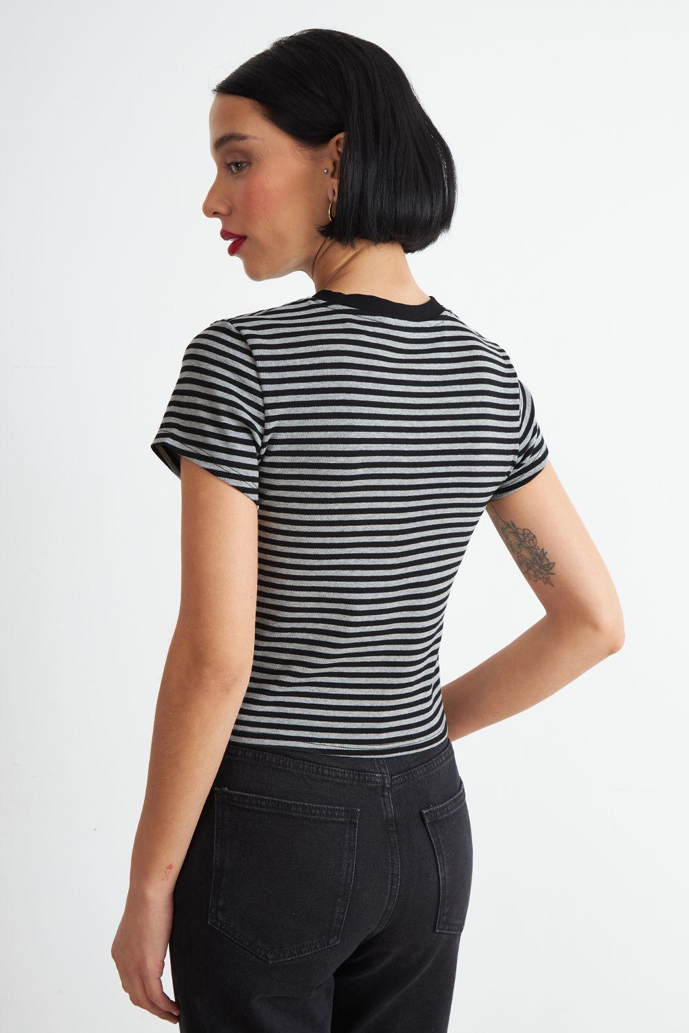 Polera Básica Cuello Redondo Líneas Grafito Nicopoly-3