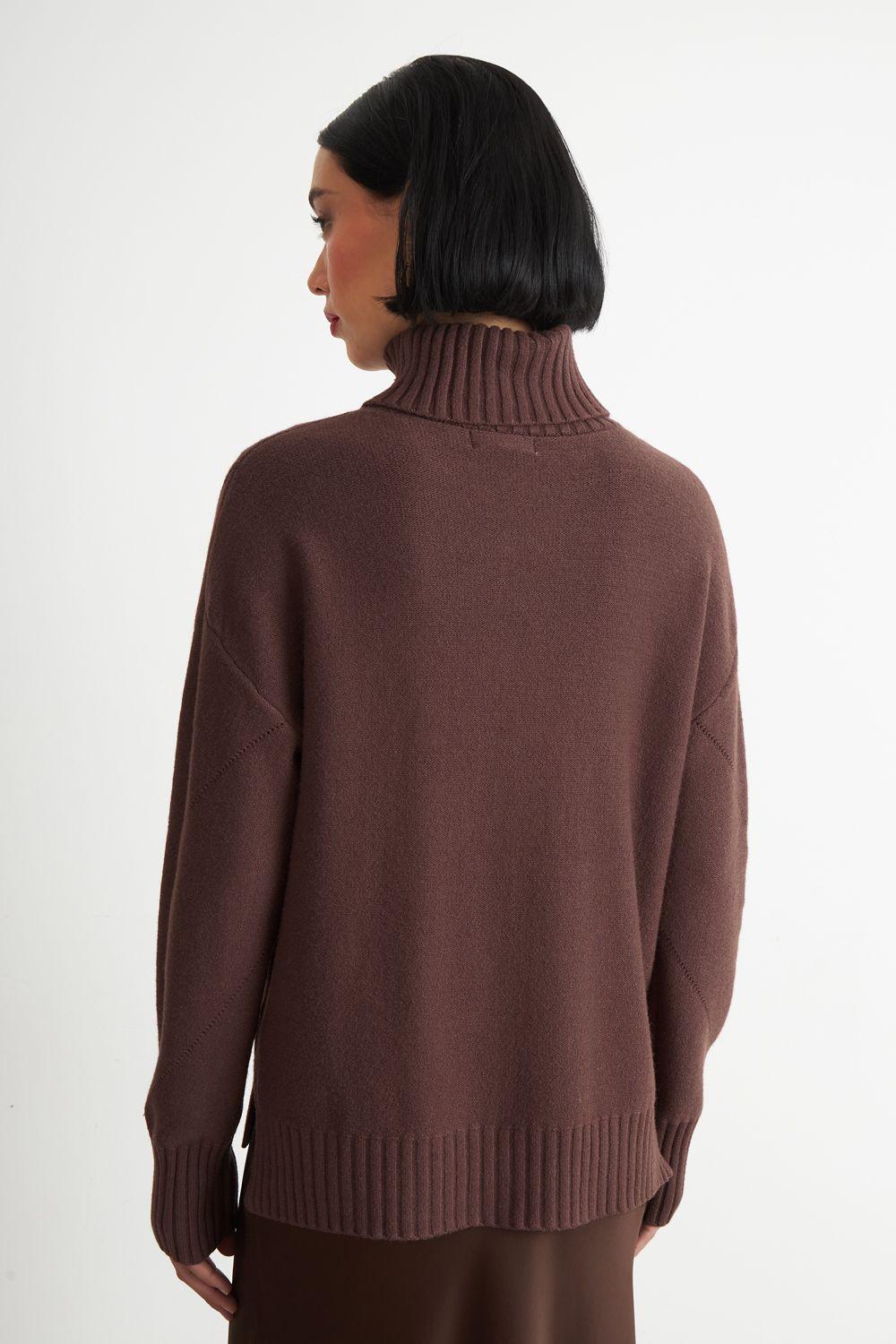 Sweater Cuello Alto Rombos Café Nicopoly-3