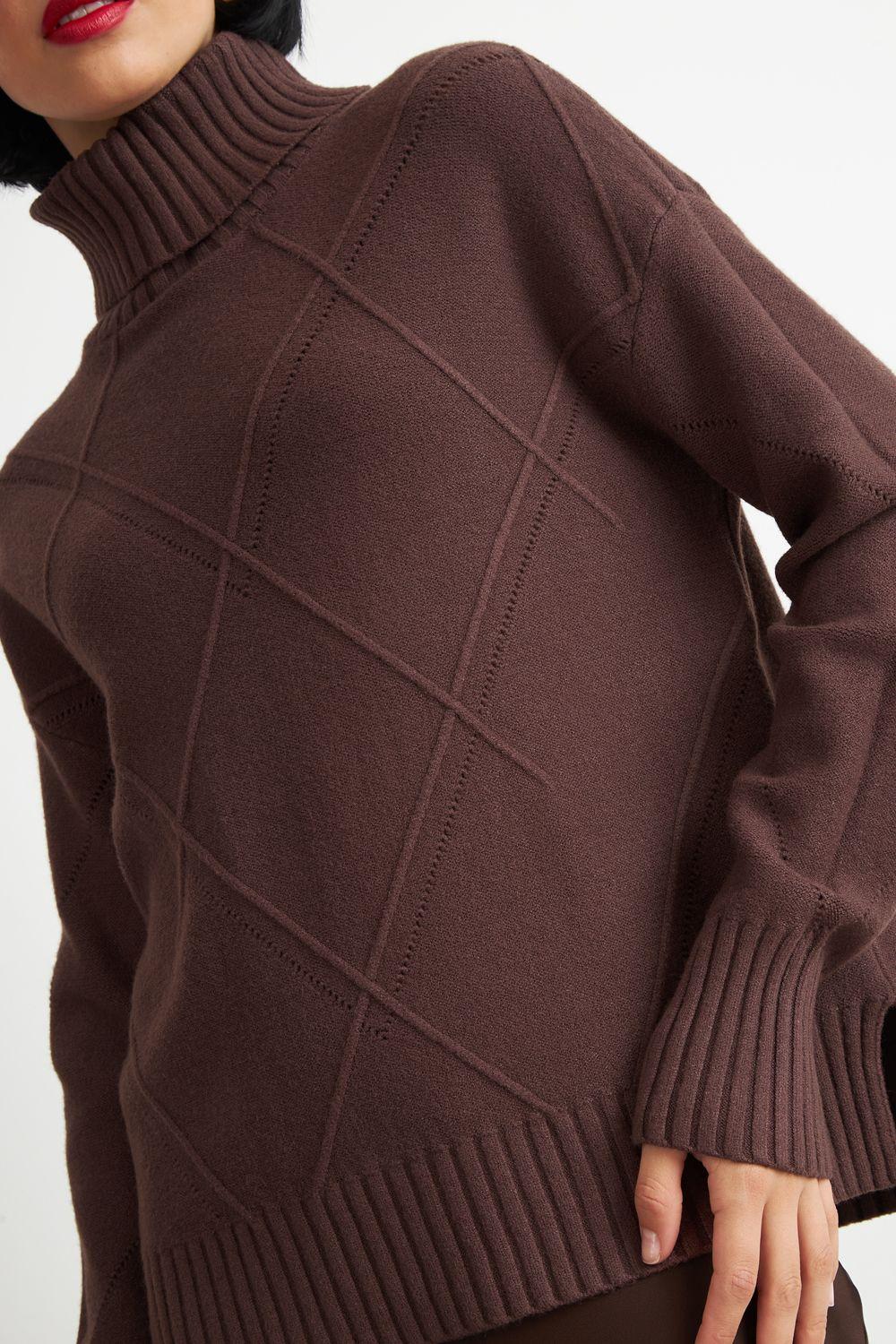 Sweater Cuello Alto Rombos Café Nicopoly-5