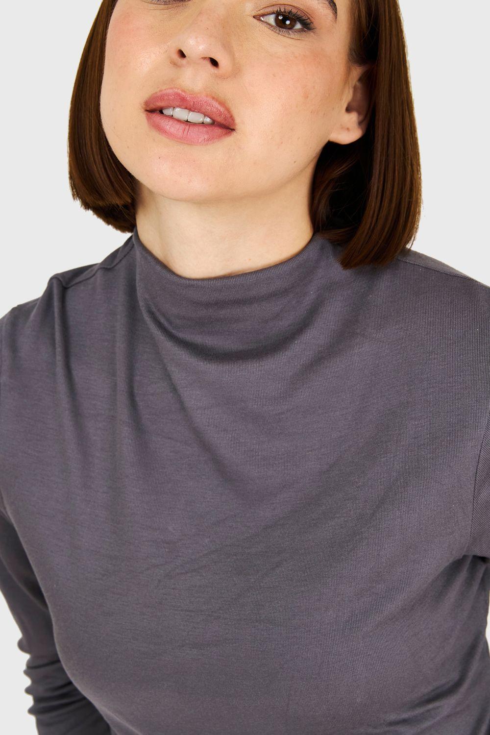 Polera Cuello Alto Grafito Nicopoly-5
