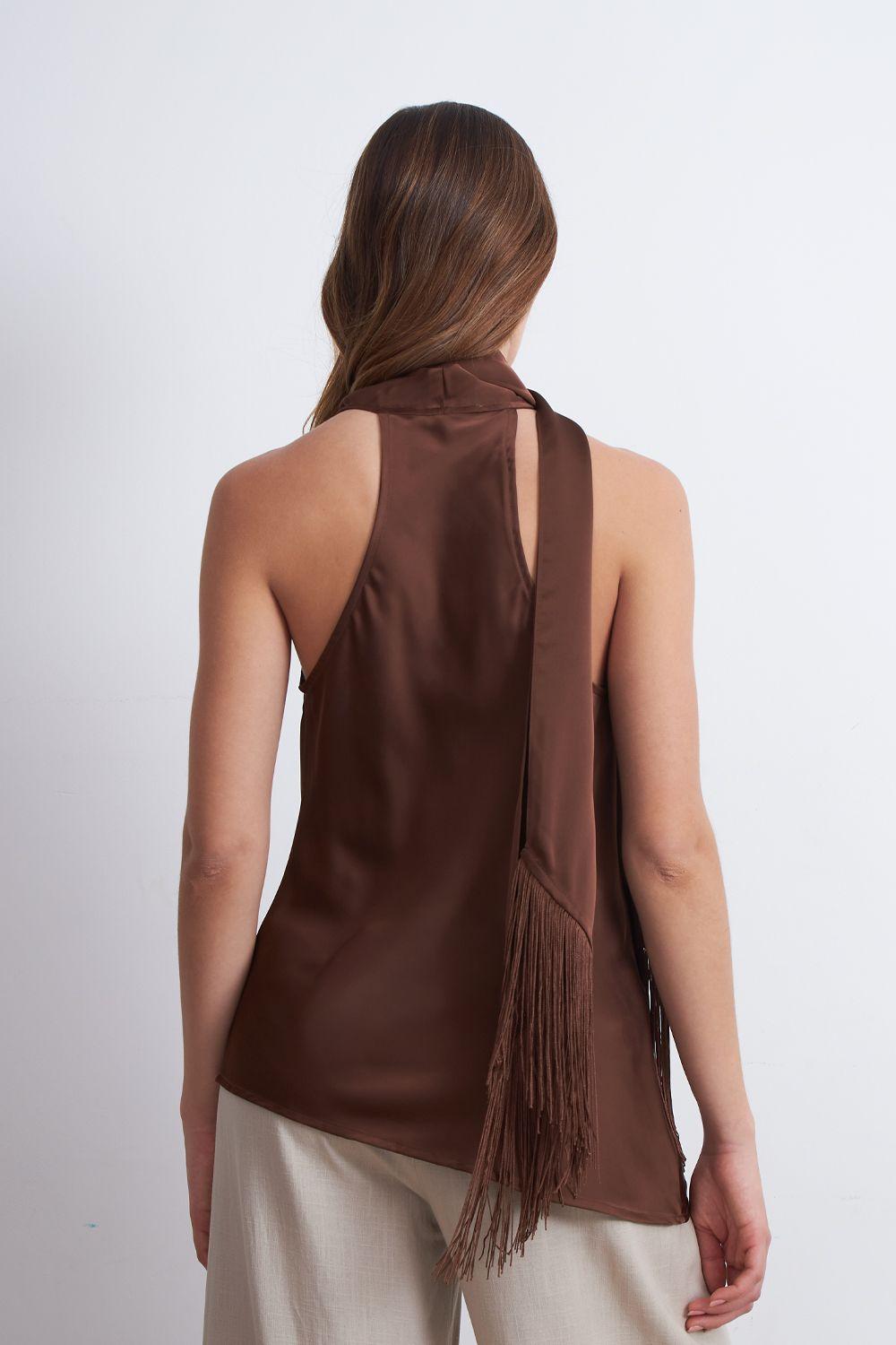 Blusa Drapeada Tipo Satín con Corbatín Café Nicopoly-3