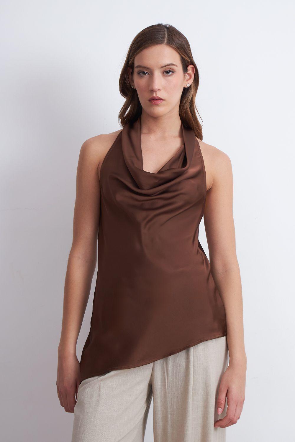 Blusa Drapeada Tipo Satín con Corbatín Café Nicopoly-5