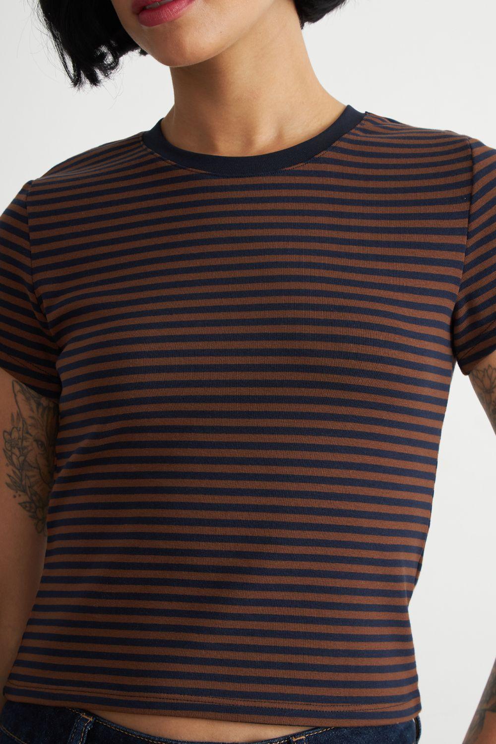 Polera Básica Cuello Redondo Líneas Café Nicopoly-5