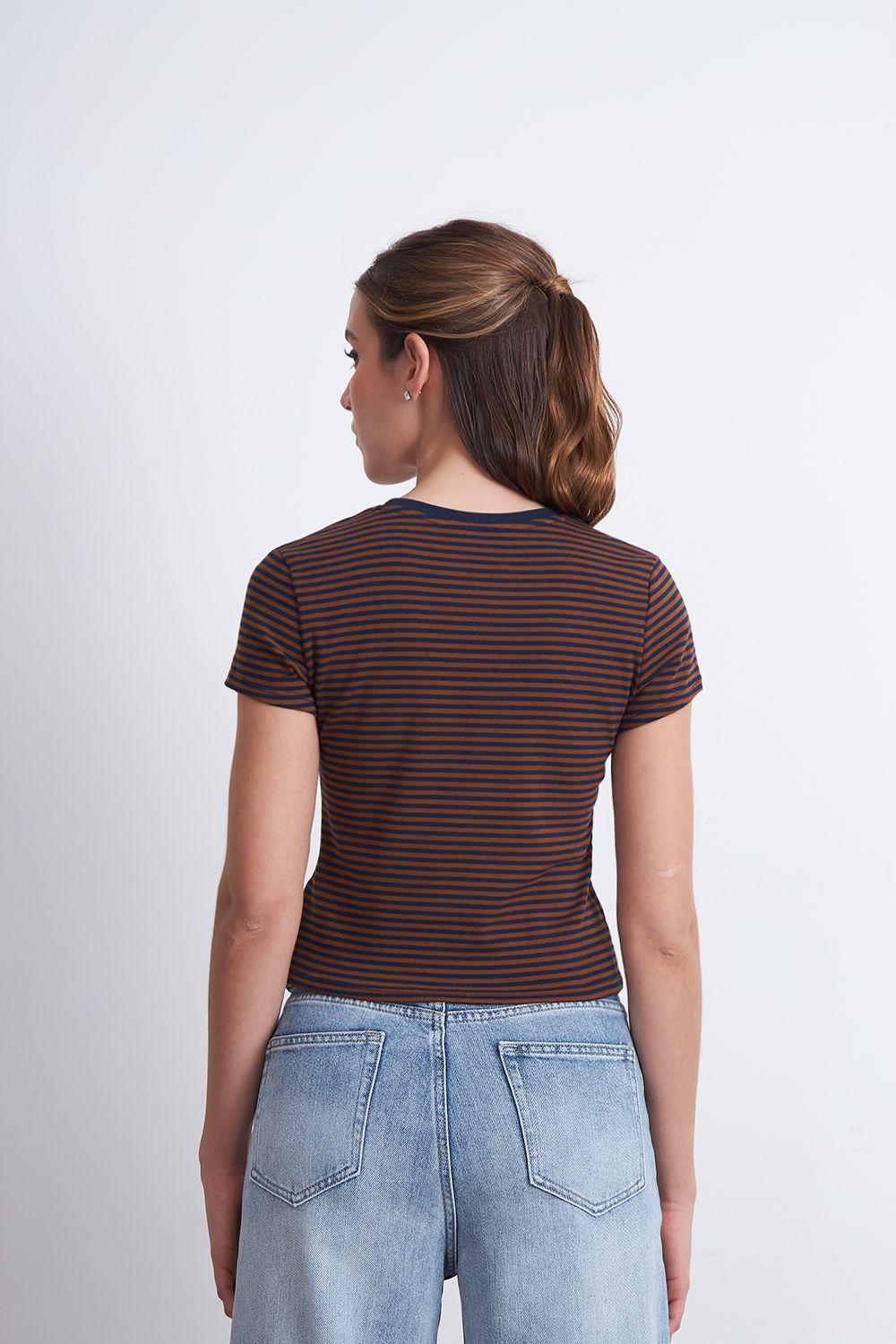 Polera Básica Cuello Redondo Líneas Café Nicopoly-3