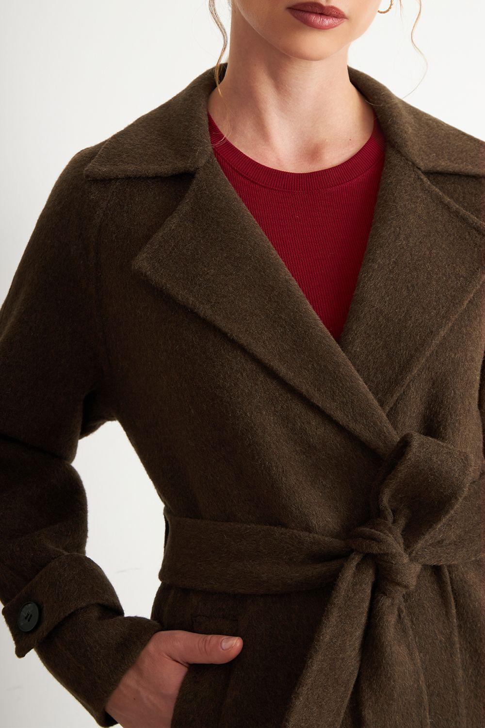 Abrigo con Solapa y Cinturón Café Nicopoly-5