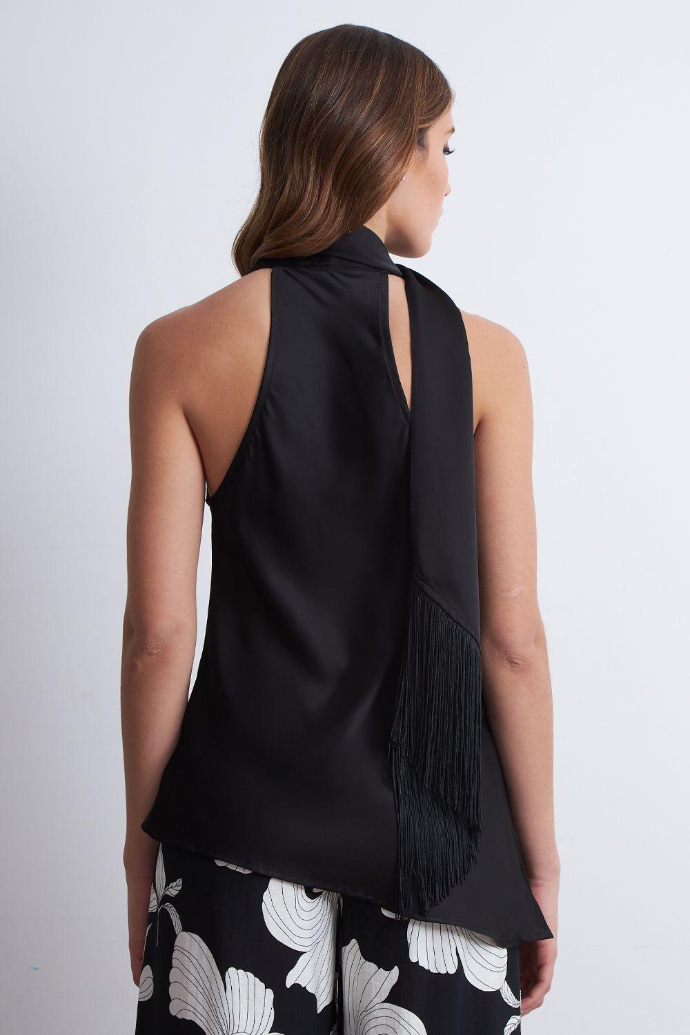Blusa Drapeada Tipo Satín con Corbatín Negro Nicopoly-3