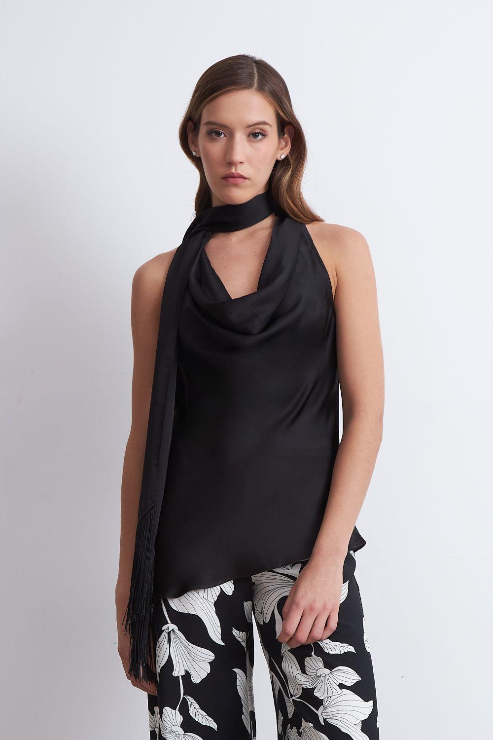 Blusa Drapeada Tipo Satín con Corbatín Negro Nicopoly-5