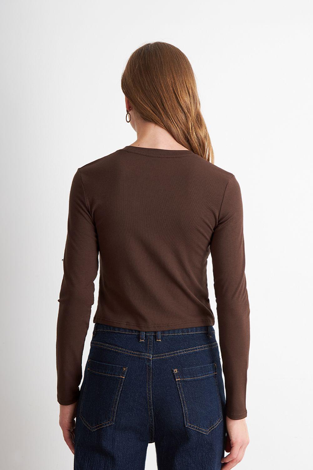 Polera Manga Larga Crop Café Nicopoly-3