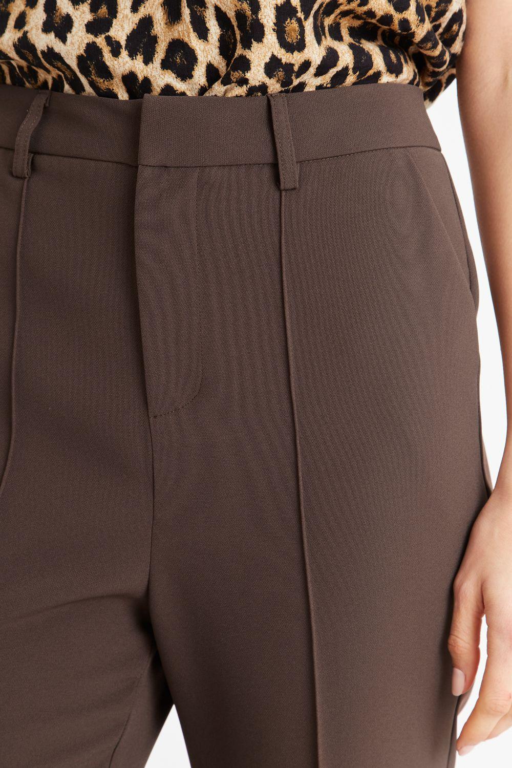 Pantalón Entallado Costuras Delanteras Café Nicopoly-5