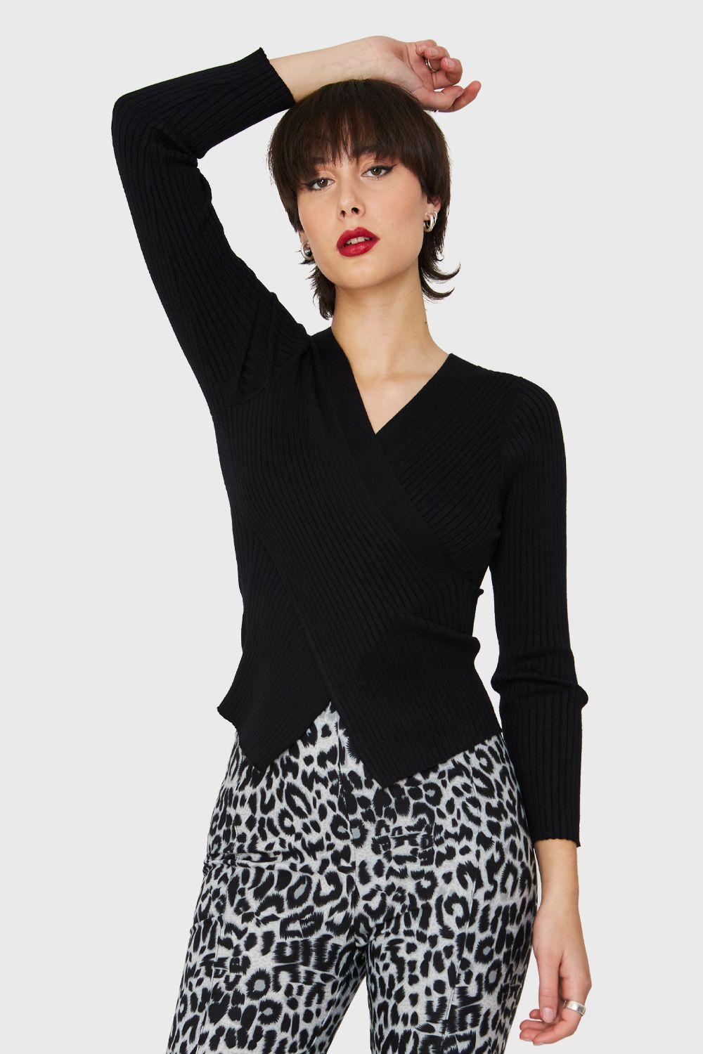 Polera Acanalada Escote Cruzado Negro Nicopoly-4