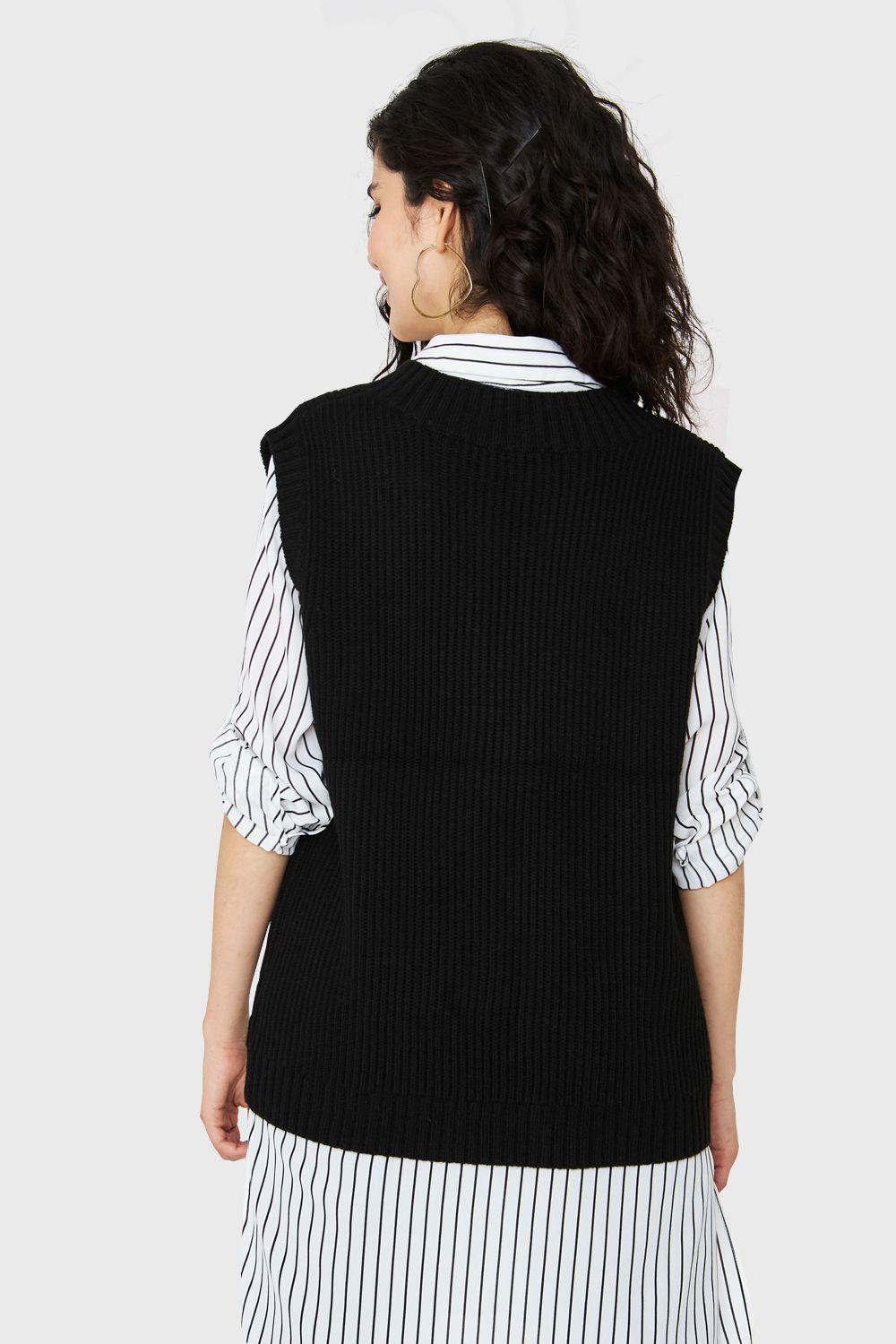 Chaleco Cuello V Oversize Negro Nicopoly-3