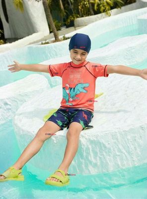 Traje De Baño Polera Pantalón Corto y Gorro 3 piezas Corte Split Niño de 3 a 9 Años Dino